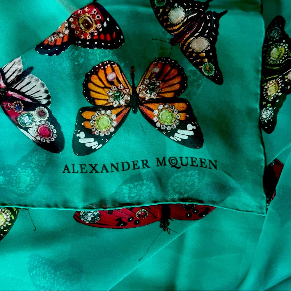 💚🦋Alexander McQueen Butterflies Silk Scarf Limited Edition🦋🩵